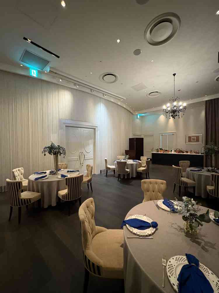 二つあるうちの狭い方の披露宴会場。白基調で、落ち着いた雰囲気。広い方は使用中のため見学できず。