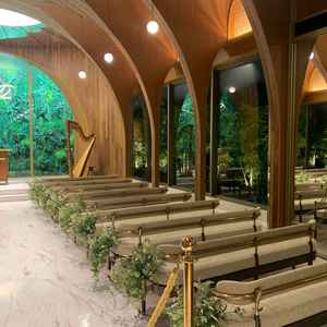 式場脇。前半分が窓ガラスで後ろ半分は鏡。昼の時間帯であれば両脇のグリーンも見えるよう。