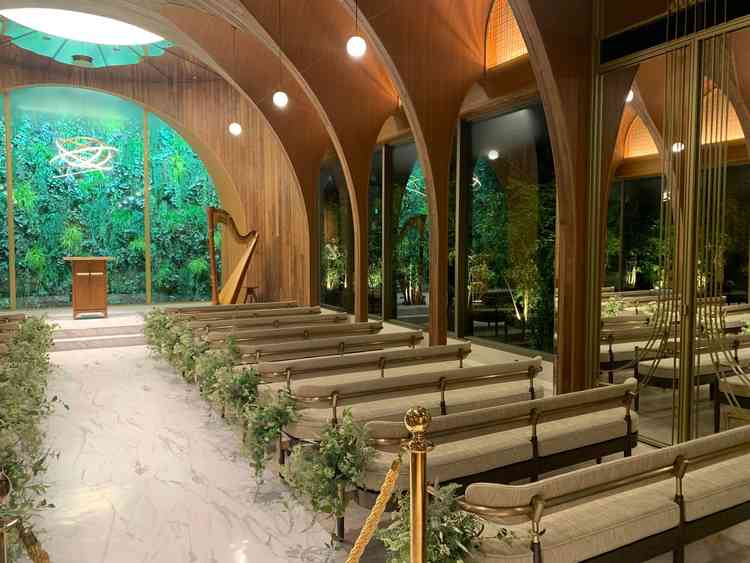 式場脇。前半分が窓ガラスで後ろ半分は鏡。昼の時間帯であれば両脇のグリーンも見えるよう。