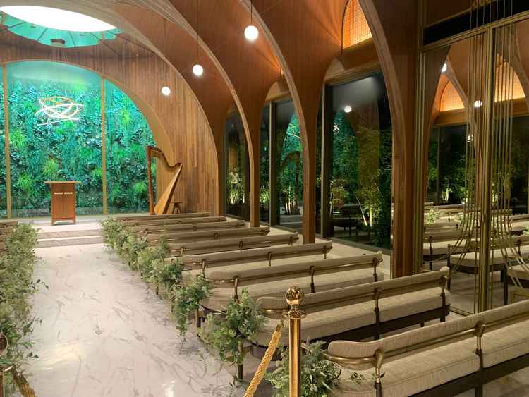 式場脇。前半分が窓ガラスで後ろ半分は鏡。昼の時間帯であれば両脇のグリーンも見えるよう。