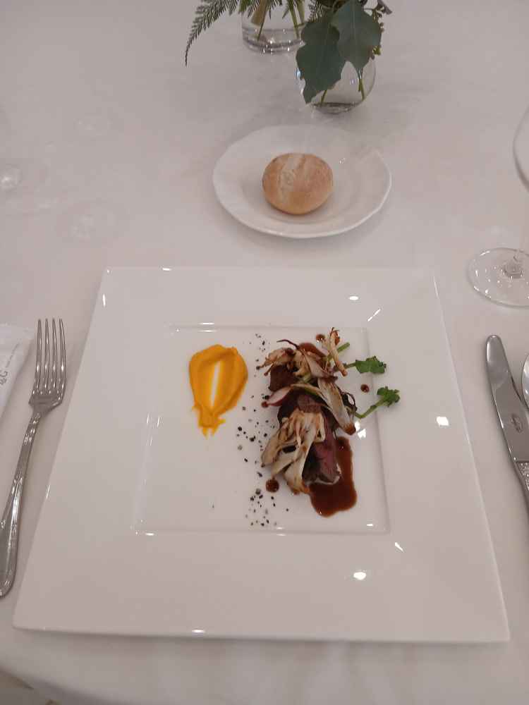 熟成されたお肉と香草の風味がマッチされている。ピューレは人参。焼き加減が凄く良い。