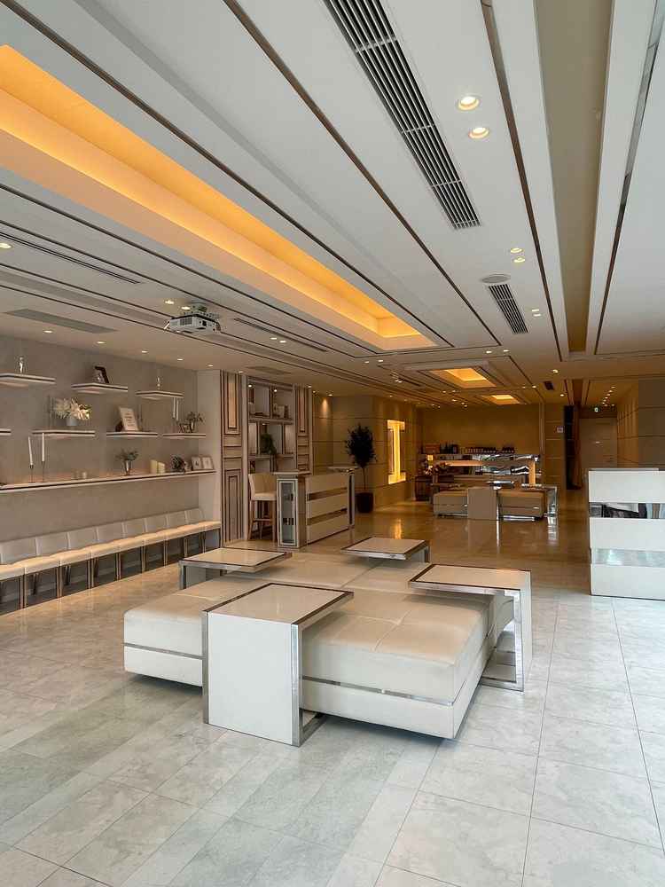 ゲスト用控え室が広く、居心地のよい空間になると感じた。プロジェクターもありメッセージを残せていい。