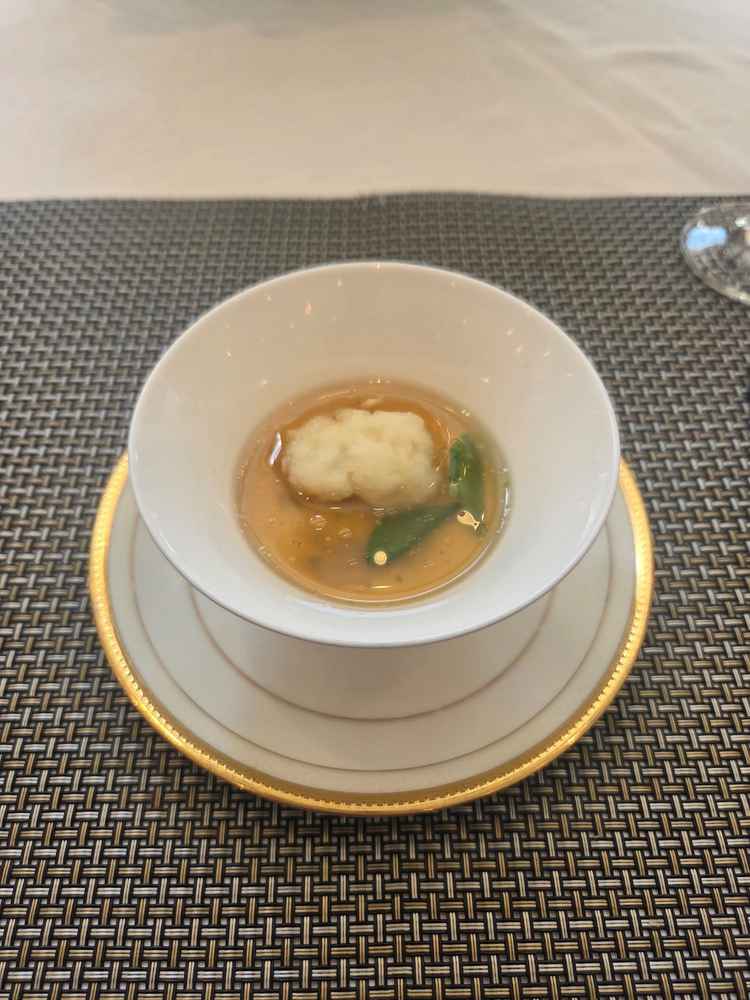 鱧の出汁スープ。虫が飛んでいて衛生面が気になった。
