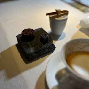 エスプレッソと小菓子です。一口サイズの焼き菓子を取り上げるとバターがぶわっと香ってきました！