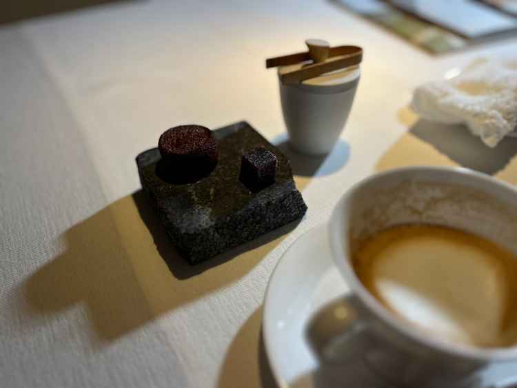 エスプレッソと小菓子です。一口サイズの焼き菓子を取り上げるとバターがぶわっと香ってきました！