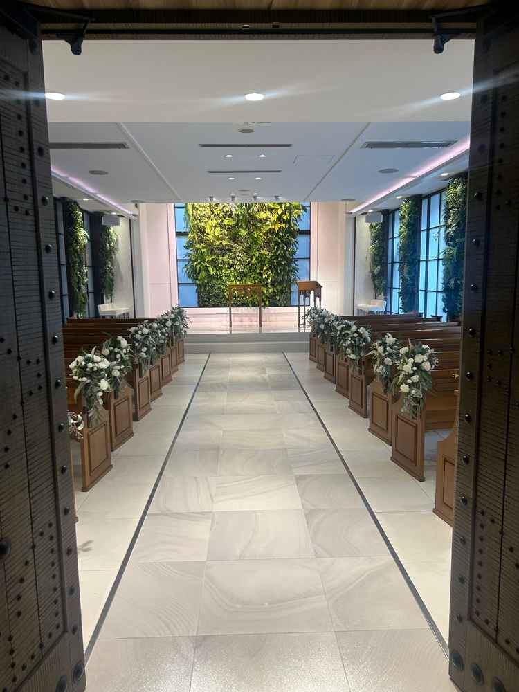 チャペルの入口から見た写真です。緑が多くとても自然を感じれる雰囲気でした。