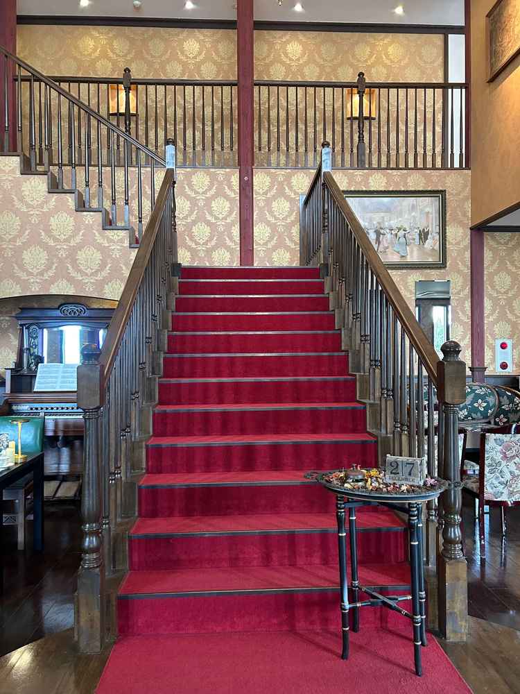 入り口にある階段。赤色のカーペットがかわいかった。