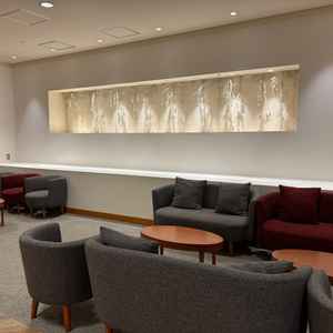 披露宴会場の待合室。ソファーの色も落ち着いていて、壁側のところには飾り付けができる。