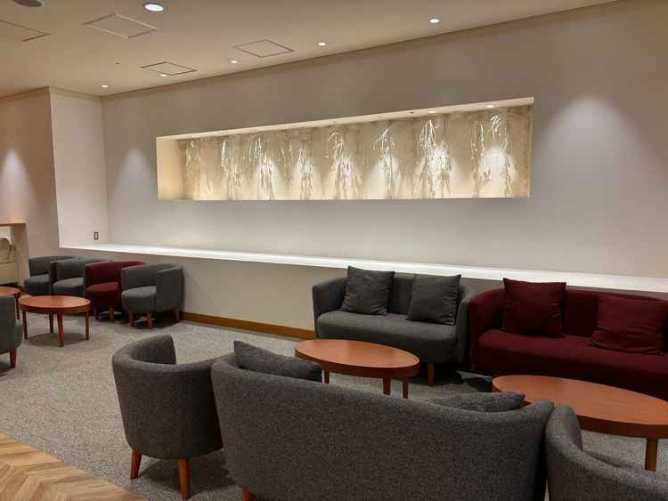 披露宴会場の待合室。ソファーの色も落ち着いていて、壁側のところには飾り付けができる。