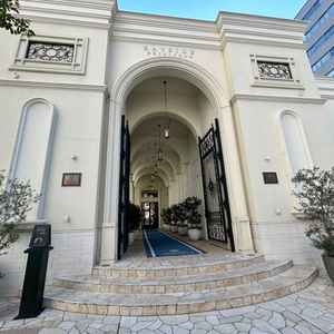 会場の入り口です。白基調の爽やかな門構えでした。