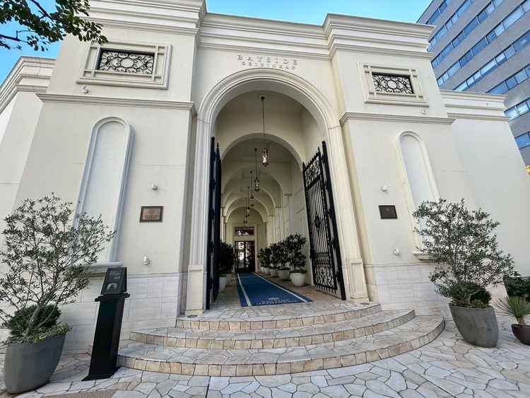 会場の入り口です。白基調の爽やかな門構えでした。