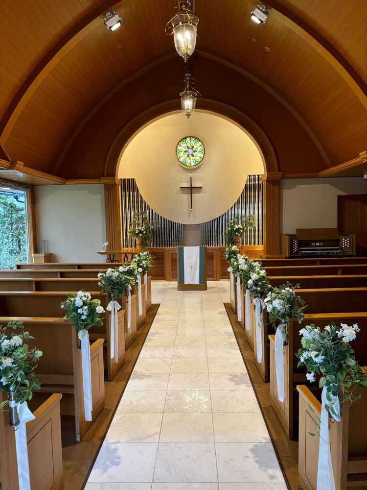 茶色を基調としたチャペル。雰囲気が気に入りました。少人数の挙式にも良いサイズ感だと思いました。