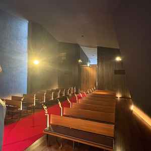 天井が高くスタイリッシュなチャペル