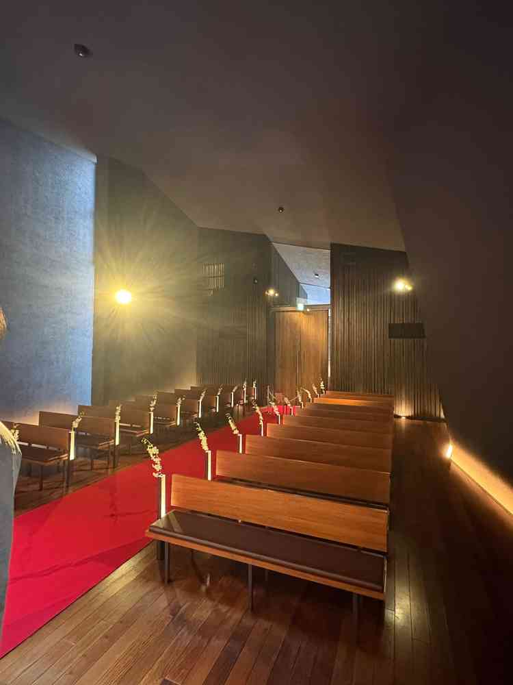 天井が高くスタイリッシュなチャペル