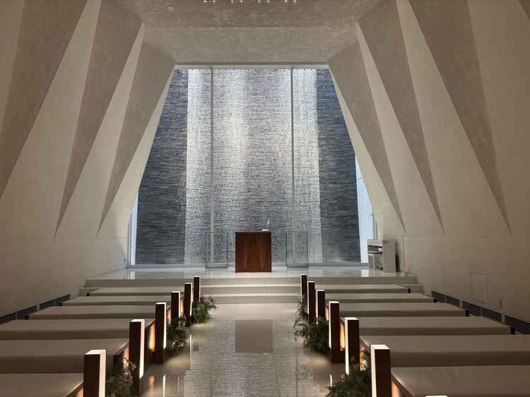 チャペルの様子。天井が非常に高く、背景の滝もとてもきれいで素敵な雰囲気でした