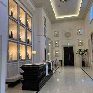 玄関フロアが天井が高く開放的であった、白やシャンデリアがあったが圧迫感もなく良かったと思いました。