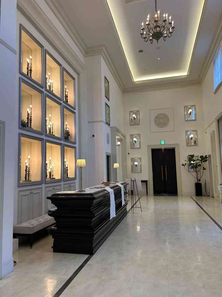 玄関フロアが天井が高く開放的であった、白やシャンデリアがあったが圧迫感もなく良かったと思いました。