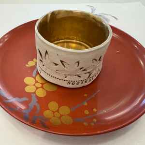 出汁の試食。食器も本番で使用するものだそうです。ひとつひとつ手作りの陶器で素敵でした。