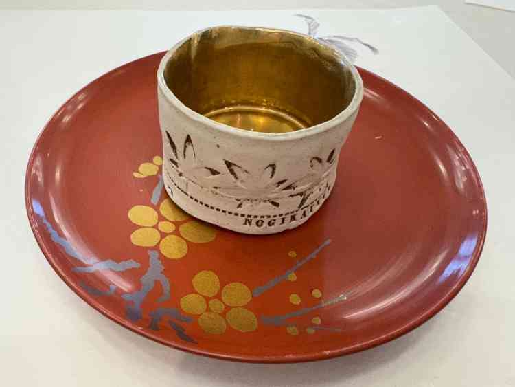 出汁の試食。食器も本番で使用するものだそうです。ひとつひとつ手作りの陶器で素敵でした。