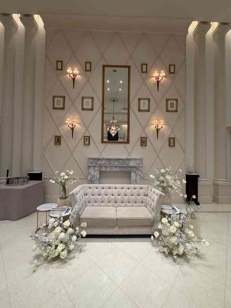 高砂をソファやテーブルに変えることが出来るので自由度が高く自分たちらしい結婚式場が出来そう。