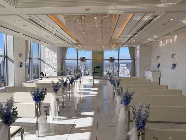 とても清潔感のある白をベースとした綺麗な会場でした。