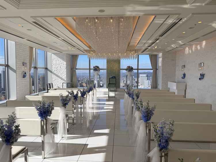 とても清潔感のある白をベースとした綺麗な会場でした。