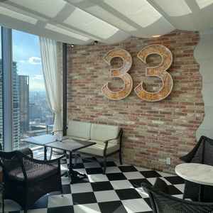 2次会ができるスペース。33のアピールロゴと見晴らしが良く開放的なデザインの部屋。光が入ってくる間取