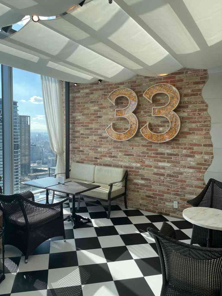 2次会ができるスペース。33のアピールロゴと見晴らしが良く開放的なデザインの部屋。光が入ってくる間取