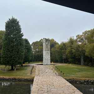 奥の建物には鐘があります。