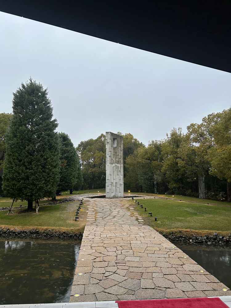 奥の建物には鐘があります。