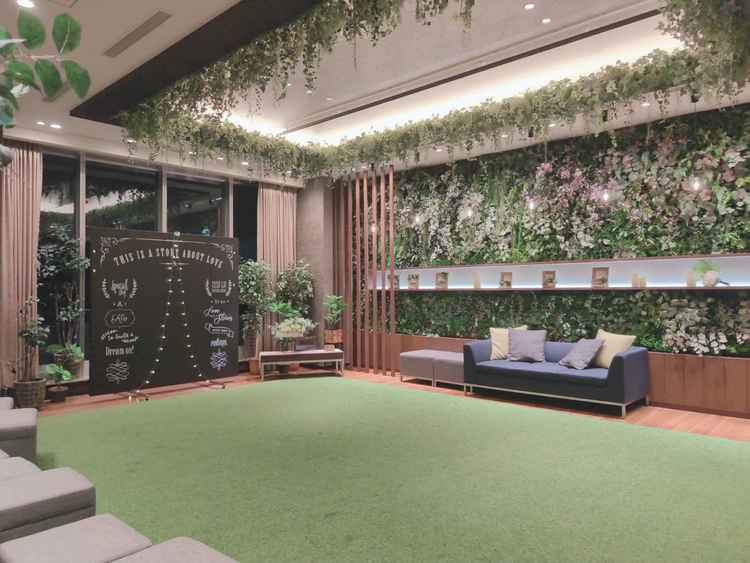 パーティー会場の手前にある前室には、グリーンを基調としたカジュアルでリラックス度が高い空間でした。