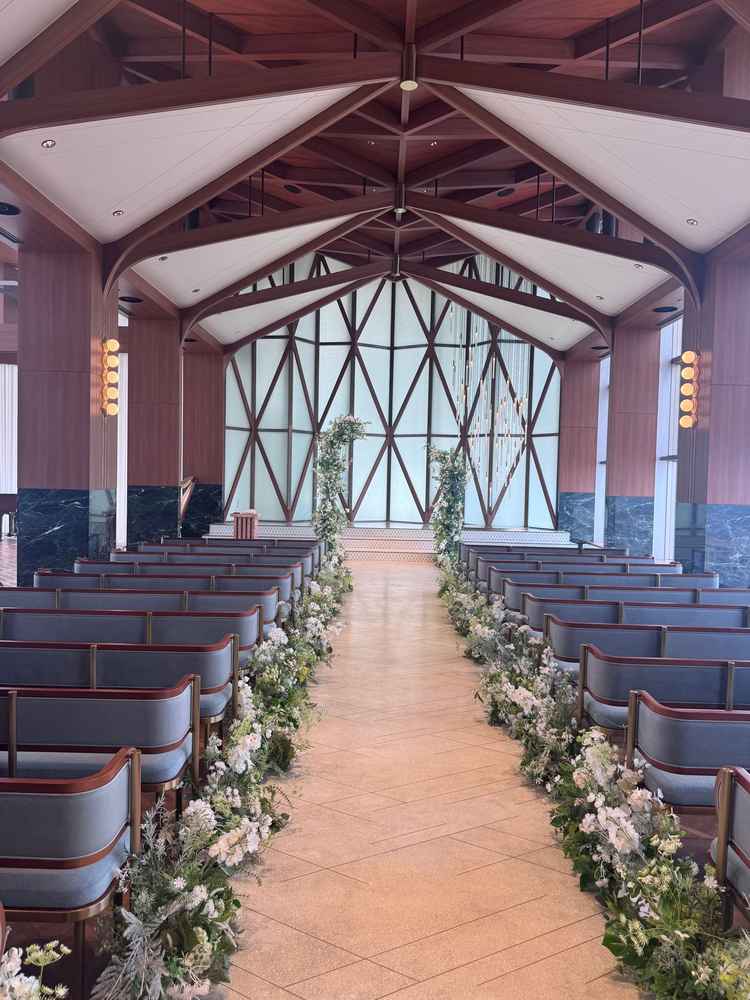 コンシェルジュの方にドアオープンをして頂き、実際にバージンロードを歩かせて頂いた。景色も良かった。