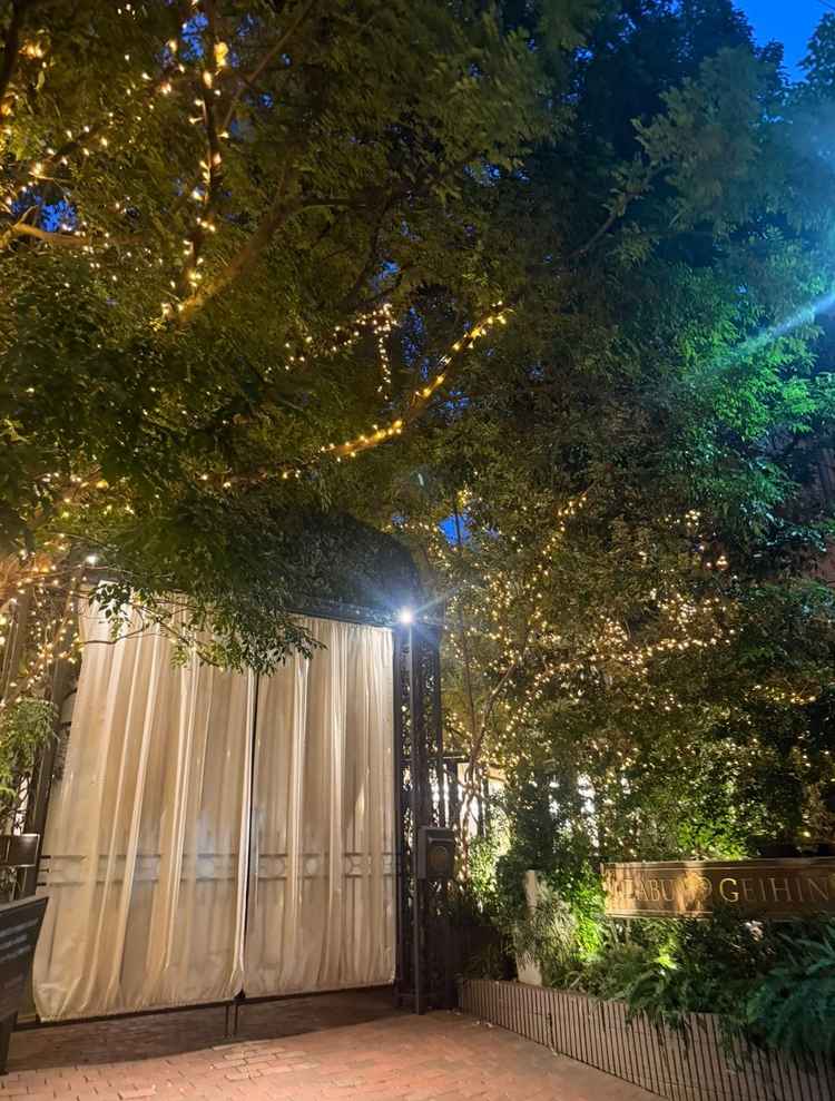 ゲストの方の出入口は非常に大きく迷わなさそう。イルミネーションが綺麗。