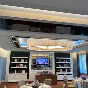 披露宴会場（小）ちょうど良いサイズ感だった。窓から電車や山が展望できる