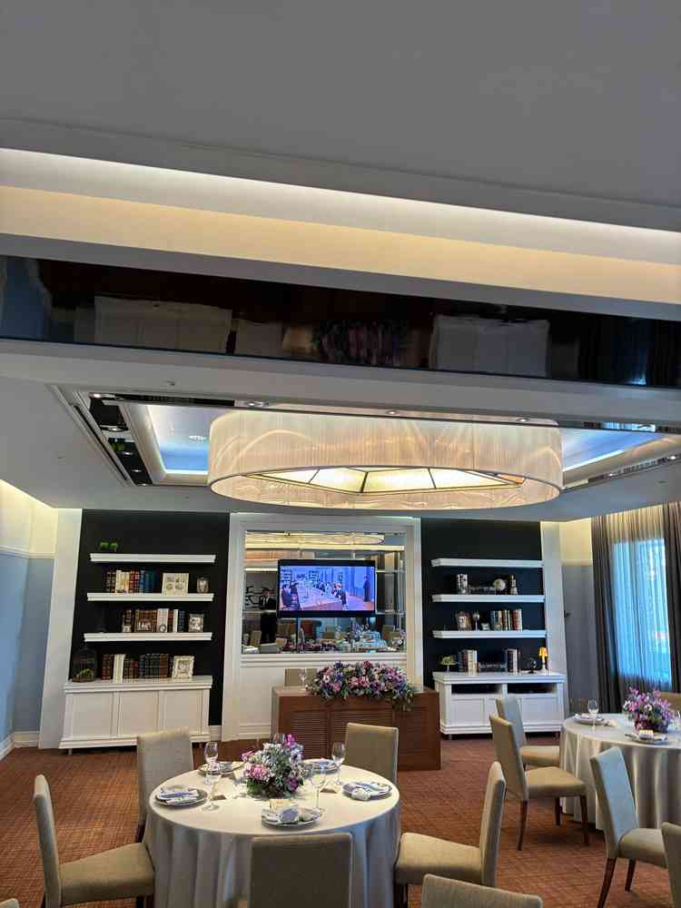 披露宴会場（小）ちょうど良いサイズ感だった。窓から電車や山が展望できる