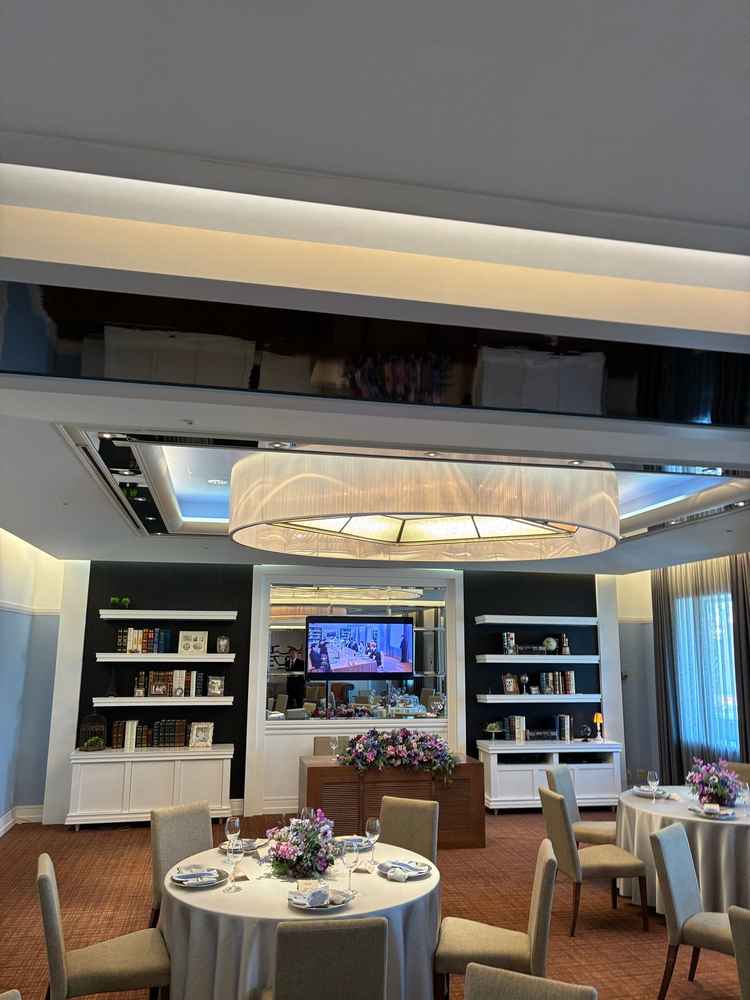 披露宴会場（小）ちょうど良いサイズ感だった。窓から電車や山が展望できる