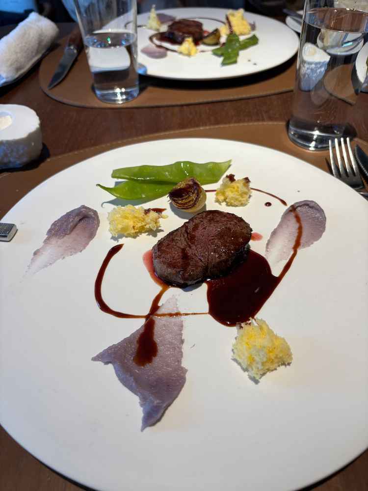 お肉が柔らかくて美味しかったです。芋のスポンジが甘くてお肉との相性が良かったです