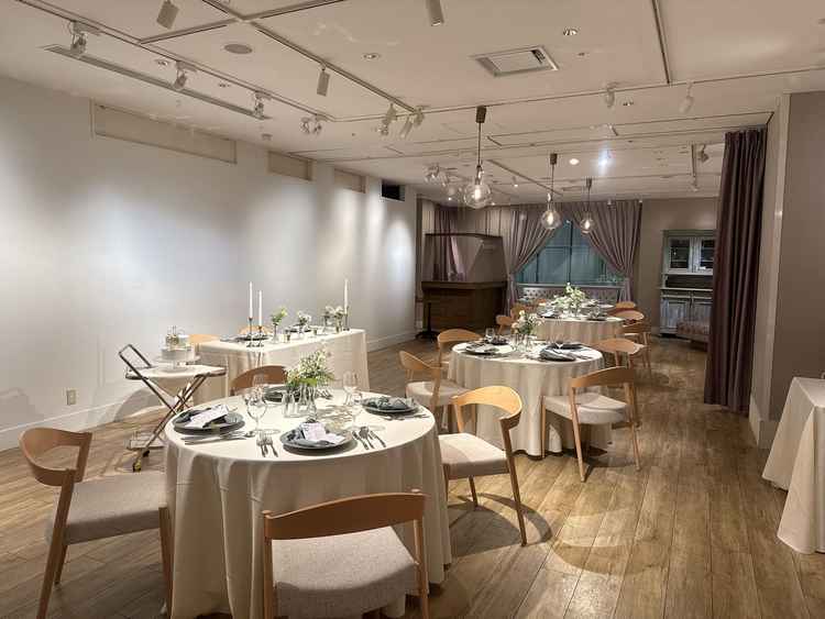 披露宴会場。少人数でも会場いっぱいに使えるところが良かったです。