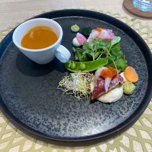 料理が本当に美味しかったです。お寿司をソースで再現しているのも驚きがあって素敵でした。