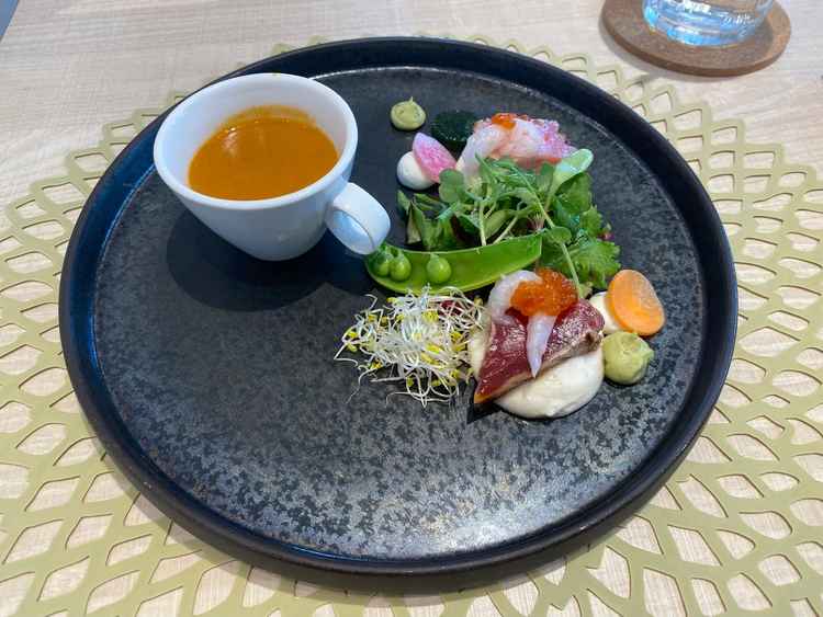 料理が本当に美味しかったです。お寿司をソースで再現しているのも驚きがあって素敵でした。