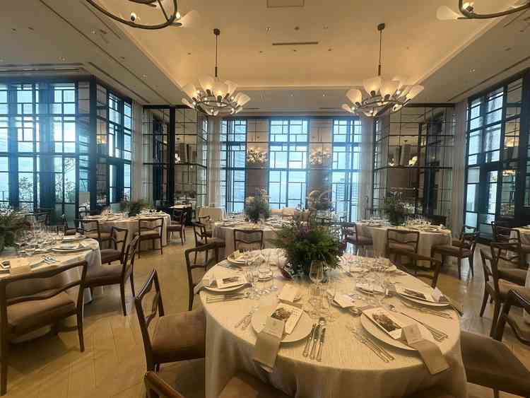 3つある披露宴会場の中で最も天井高がある会場です。天井が高い分とても広く感じました。