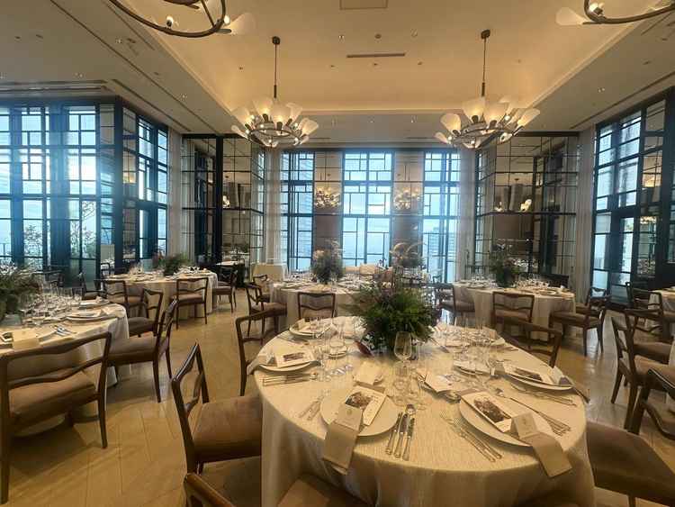 3つある披露宴会場の中で最も天井高がある会場です。天井が高い分とても広く感じました。