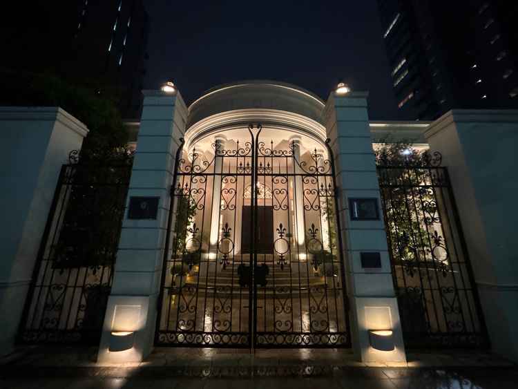 夜の外からの外観も雰囲気があって素敵です。