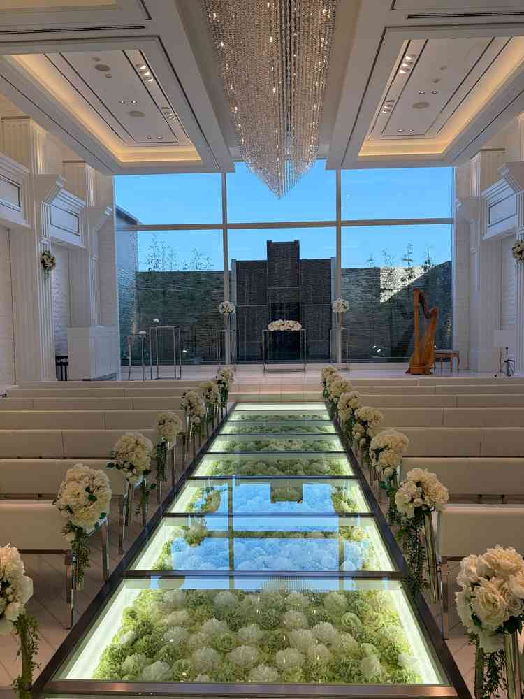 挙式会場。バージンロードがガラスの中にお花があり、とても素敵でした。