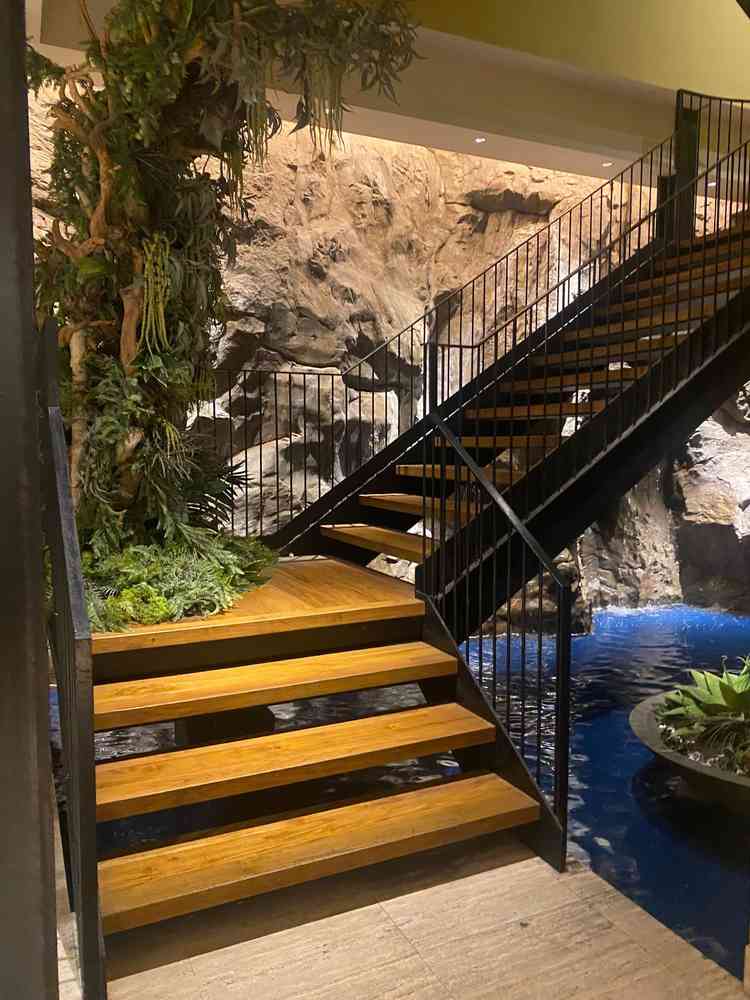 地下の披露宴会場前には滝があり、別のフロアからも水の音が聞こえ、自然を感じられる作りになっている