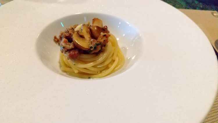 パスタ料理の量。実際には倍の量。