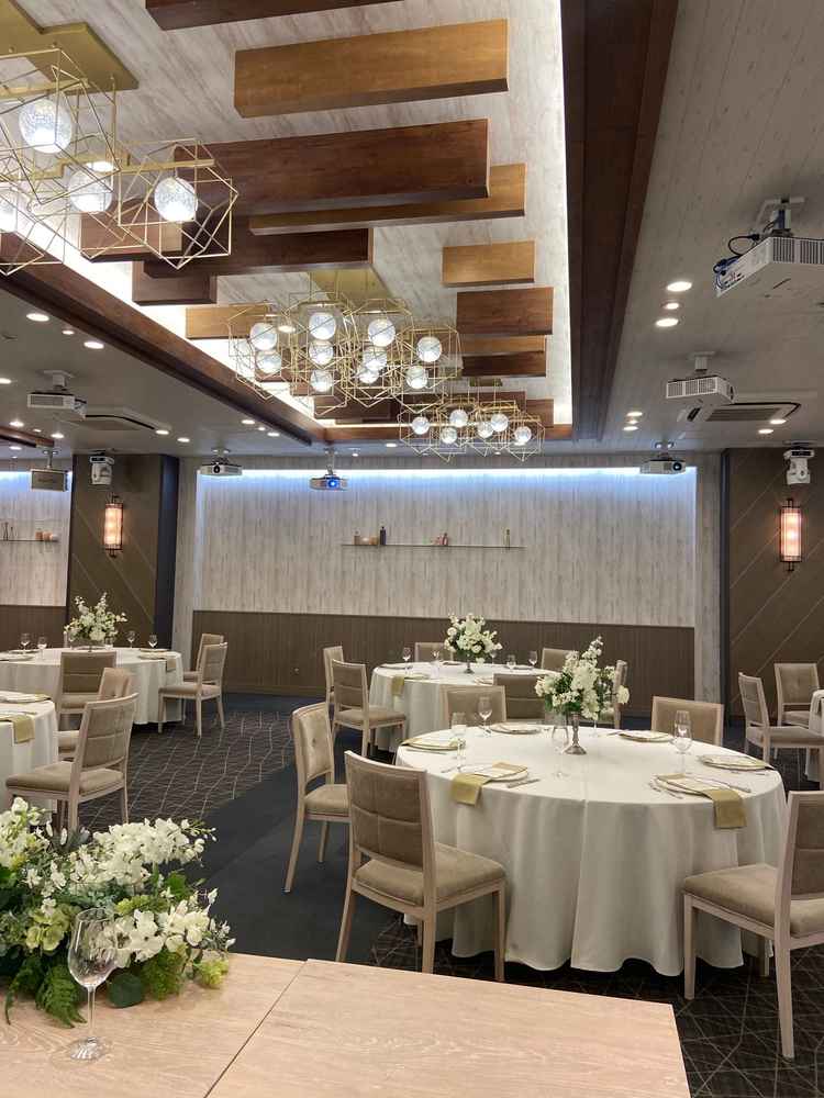 四つ目の会食会場はとても広く、天井も良かった。