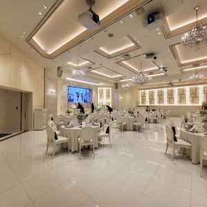 スクリーンではなくモニターで高画質。