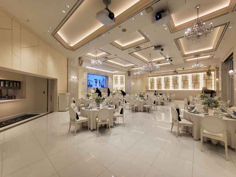 スクリーンではなくモニターで高画質。