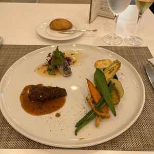 コース料理のメインです。お肉が柔らかかったです。